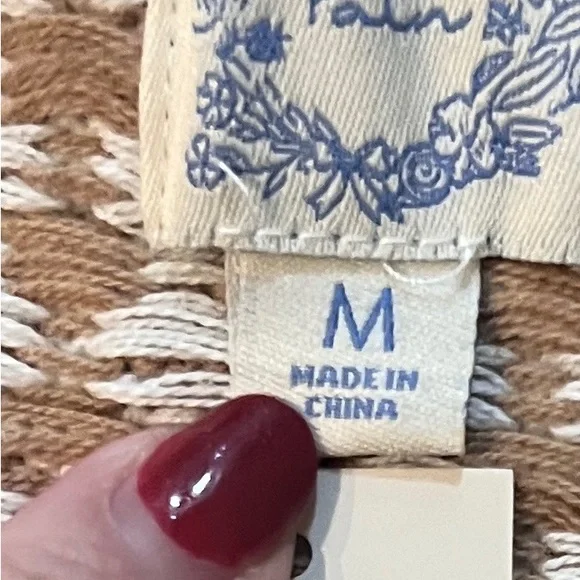 Francesca’s 
Medium
Crop Short Sleeve 
Tie front sweater
Tan/white
Herringbone - Picture 3 of 7